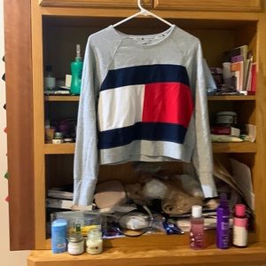 Like new Tommy Hilfiger sweatshirt never worn size small very cute